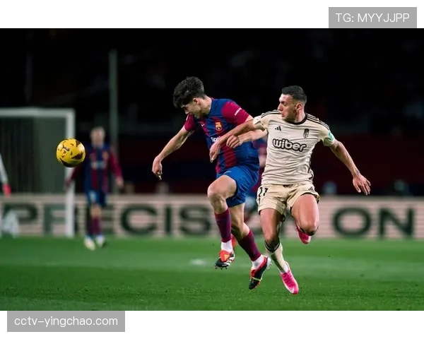 现场：格拉纳达球迷不满球队防守，高唱口号要求主帅加强防守训练。